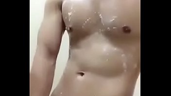 Bel ragazzo nel link completo del bagno: https://bom.to/uMAXM (passa: gayxhot)