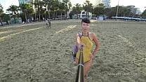 Maillot de bain transparent en mesh sur la plage publique