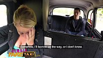 Faux Taxi Femme chaude blonde suce et baise une bite tchèque en taxi