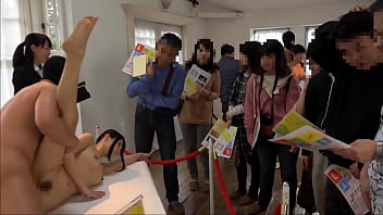 アートショーで日本の十代の若者たちをクソ