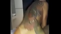 Hottie tatuada dándole a su novio - Fatal Fucks