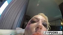 Leya Falcon использует насадку для душа на ее заднице