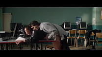 Hombres joven en la oficina de trabajo en la escena de sexo película