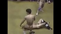 クレイジーな日本のレスリングの試合は、レスラーと審判が裸になることにつながります