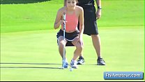 Adria se met nue sur le terrain de golf