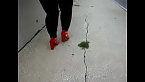 BBW Latina Milf marche avec de grandes jambes galbées épais dans des leggings et des talons (rouge)