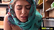 Linda chica musulmana con hiyab es follada en un circuito cerrado de televisión del centro comercial