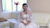 Noiva japonesa, Emi Koizumi traiu após a cerimônia de casamento, sem censura