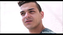 Deportista latino amateur hetero con novia sexo con chico gay por dinero extra POV