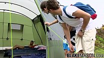 Trio de jeunes amateurs de plein air baise dans une tente de camping