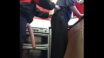 バイセクシャルの男は、キッチンでマスクされたガールフレンドによって大きなディルドで彼のお尻を釘付けにする自分自身を撮影します