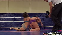 Flexing lesbische Wrestler gehen unter