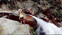Liyan si masturba in una grande cascata