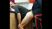 freundin überrascht bisexuellen freund mit einem strap-on arschfick in der küche