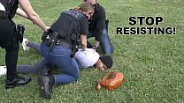 PATROL NERO - Purse Snatcher Impara una lezione quando un poliziotto MILF con un grosso bottino Lo gira fuori