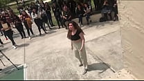 Spezielles Mädchen tanzt für ihre toten Gefährten wie eine Hündin (Hard Twerking)