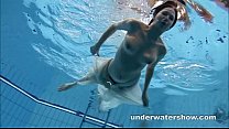 Андреа показывает красивое тело под водой
