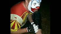 Клоун поклоняется грязным туфлям 12 размера