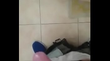 Ragazzo italiano si masturba è si riprende con il suo smartphone