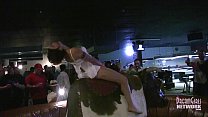 Chicas calientes en lencería montando toro en el bar local