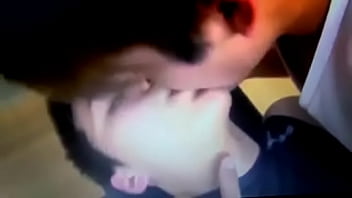 ホットアジアの男の子の舌と耳を吸う、キス