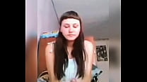 Dans cette vidéo, l'utilisateur du site Xvideos L0rdlove (https://www.xvideos.com/profiles/l0rdlove) se fait branler de manière diligente et furieuse par sa fille salope