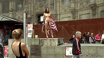 Touristique américaine nue en public en plein air