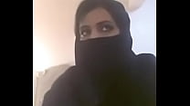 Milf caliente musulmana expone sus tetas en videollamada