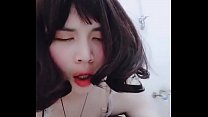 transsexual asiática se masturba de uniforme com um grande dildo