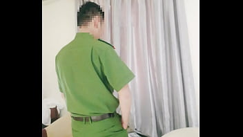 Il poliziotto vietnamita alza il suo cazzo | | Vedi anche: http://bit.ly/GetMorexVideos-MrT