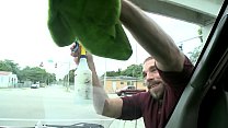 BAIT BUS - Johnny Parker passa dalla pulizia delle finestre al cazzo di un tizio reale Veloce