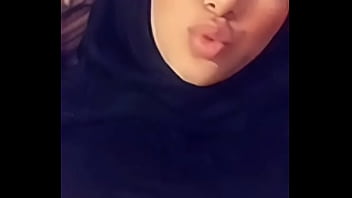 Ragazza hijabi musulmana con grandi tette prende il video sexy selfie