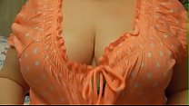Chuby fille montrant des seins aux gros seins Pour plus WWW.CAMGIRLSXX.COM