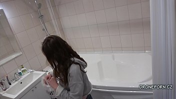 Czech Girl Keti sous la douche - Caméra cachée