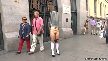 Spanischer Sklave nackt in der Öffentlichkeit blamiert