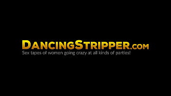 Garotas universitárias grandes excitadas por uma stripper pendurada
