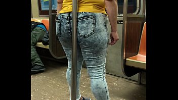 Дама с большой задницей наслаждается в метро Нью-Йорка