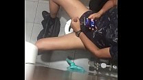Dritto masturbarsi nel bagno pubblico