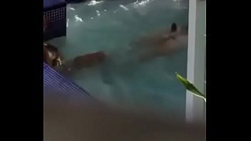 Teen von San Pedro de Macoris singando im Pool