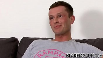 Um cara grande e idiota do Reino Unido entrevistado antes de se masturbar