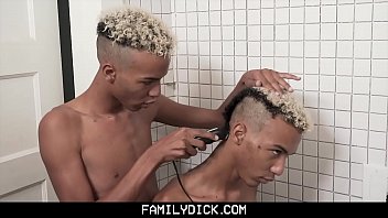 FamilyDick - Gemelos idénticos calientes se masturban uno al lado del otro