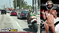 BANGBROS - Big Booty Latin Babe Sophia Steele monta uma motocicleta e um galo