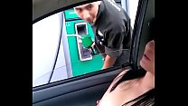 Carregando gasolina Alexxxa Milf prostituta com seus peitos de fora