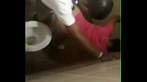 Южноафриканский секс в туалете