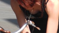 Redhead Bike Chick beugt sich vor, um mir ihre Titten zu zeigen