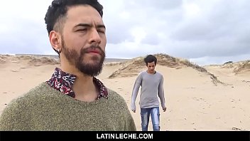 LatinLeche - A Hot Latino Stud ottiene il suo cazzo risucchiato dalla spiaggia