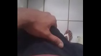 Leonardo Rodrigues Gozando no Banheiro de Cueca Boxer Preta