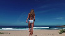 PISS PISS TRAVEL - La ragazza nudista russa Sasha Bikeyeva piscia su una spiaggia pubblica Doninos in Galizia Spagna