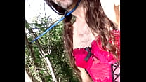 Travesti Crossdresser esclave de Maîtresse Ama Clea dans un parc public vidéo 1 bite humiliée envie de chien de salope en laisse à l'arbre veut une vraie bite aime les fellations