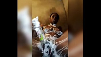 Nigeria Babe masturbiert mit einer großen Flasche beim Baden